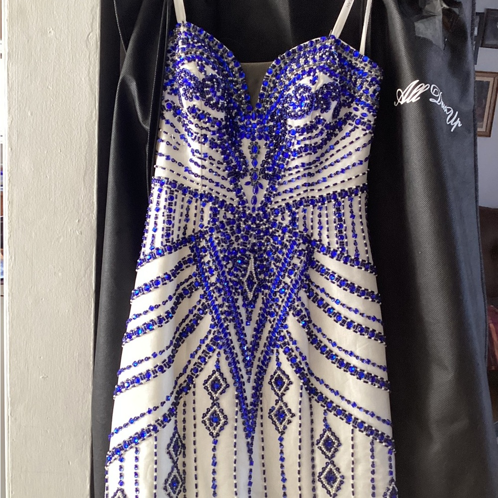 Beautiful gown , grad , wedding or a special occasion. Lord of rhinestones .